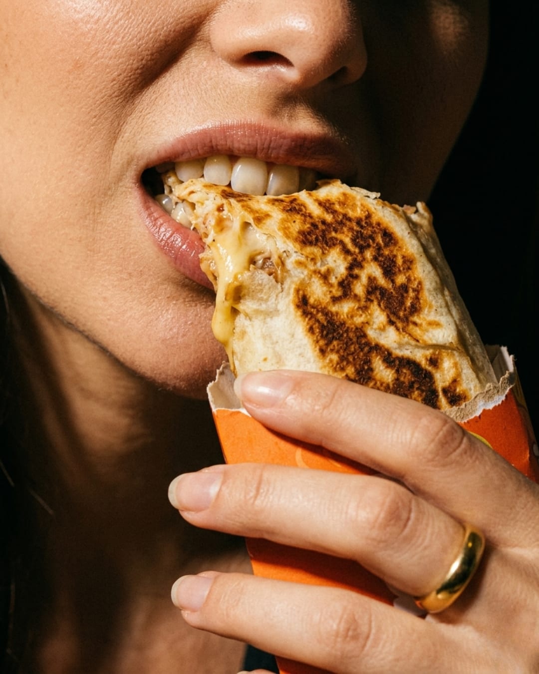 Wrap Piknik com queijo derretendo sendo mordido